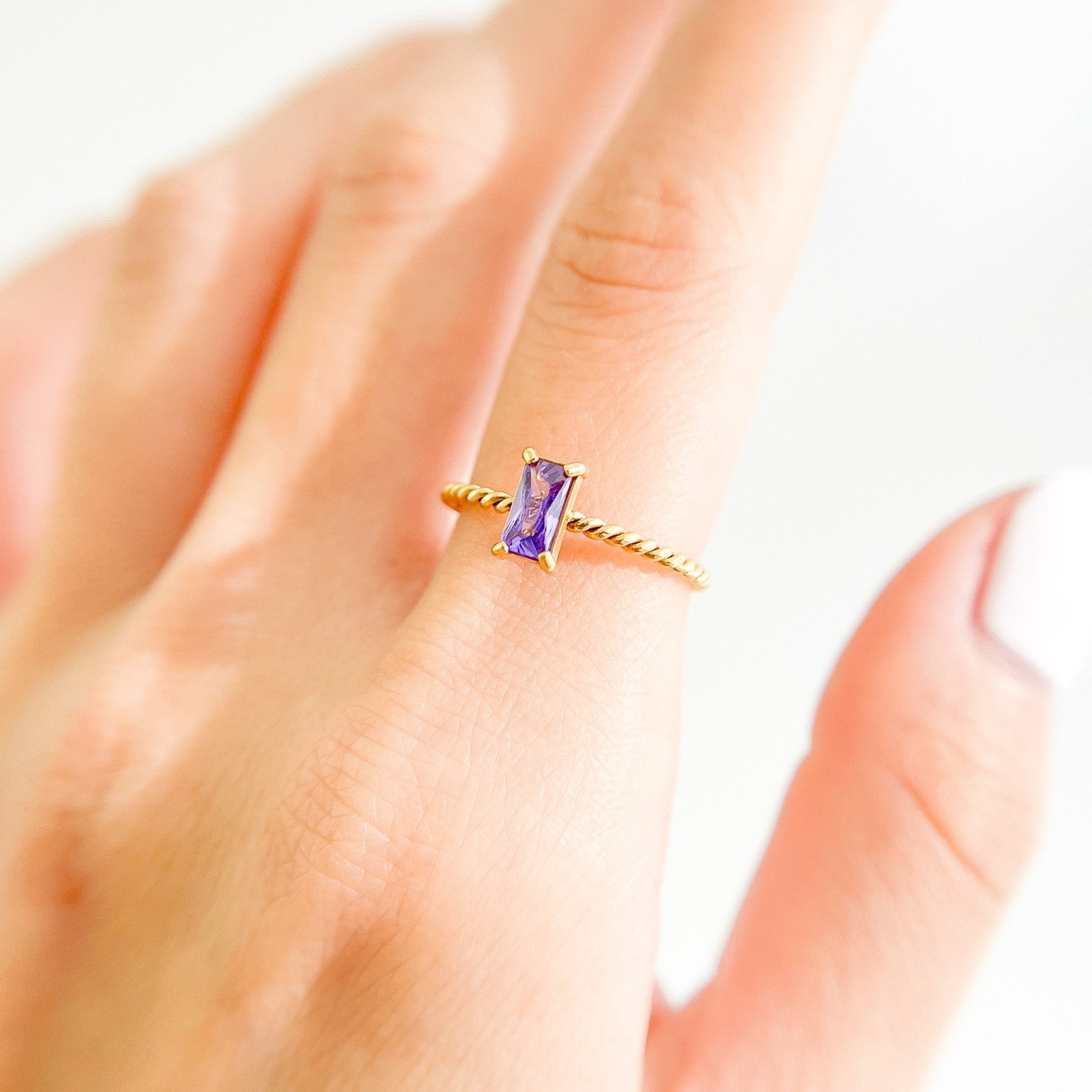 Twisted Rectangle Gem Gold Ring